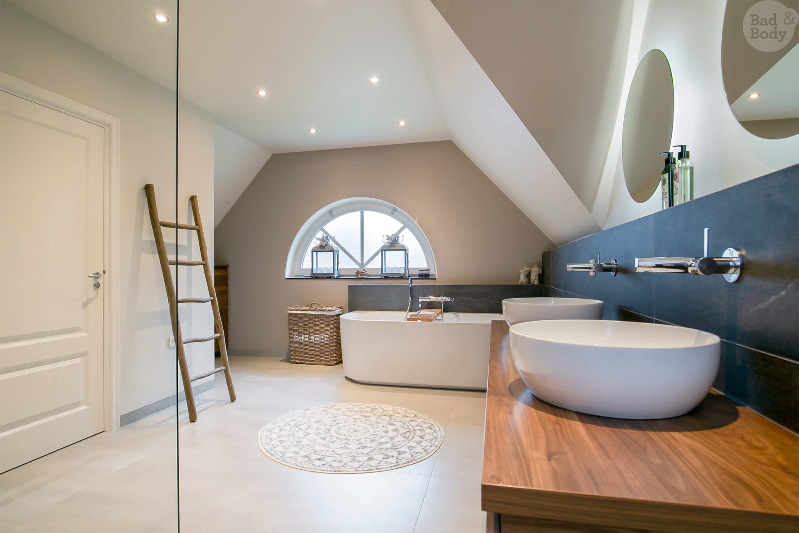 07_Roggel_Badkamer_Wit_Grijs_Verbrugge-2560×1707