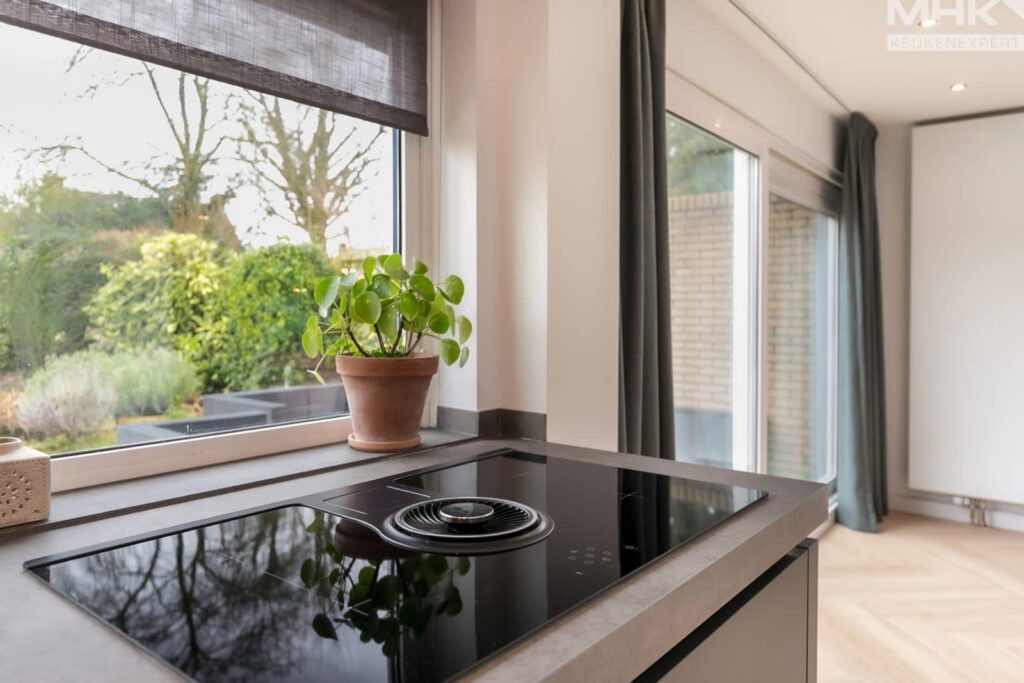 10_2020_Keuken-expert_Verhoeven_Zwart_Muur_L_HR-1600×1067