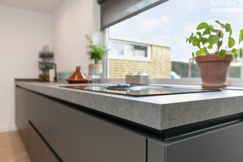 12_2020_Keuken-expert_Verhoeven_Zwart_Muur_L_HR-1600×1067