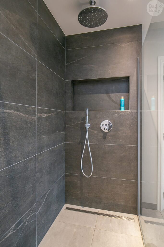 15_Roggel_Badkamer_Wit_Grijs_Verbrugge-1600×2400