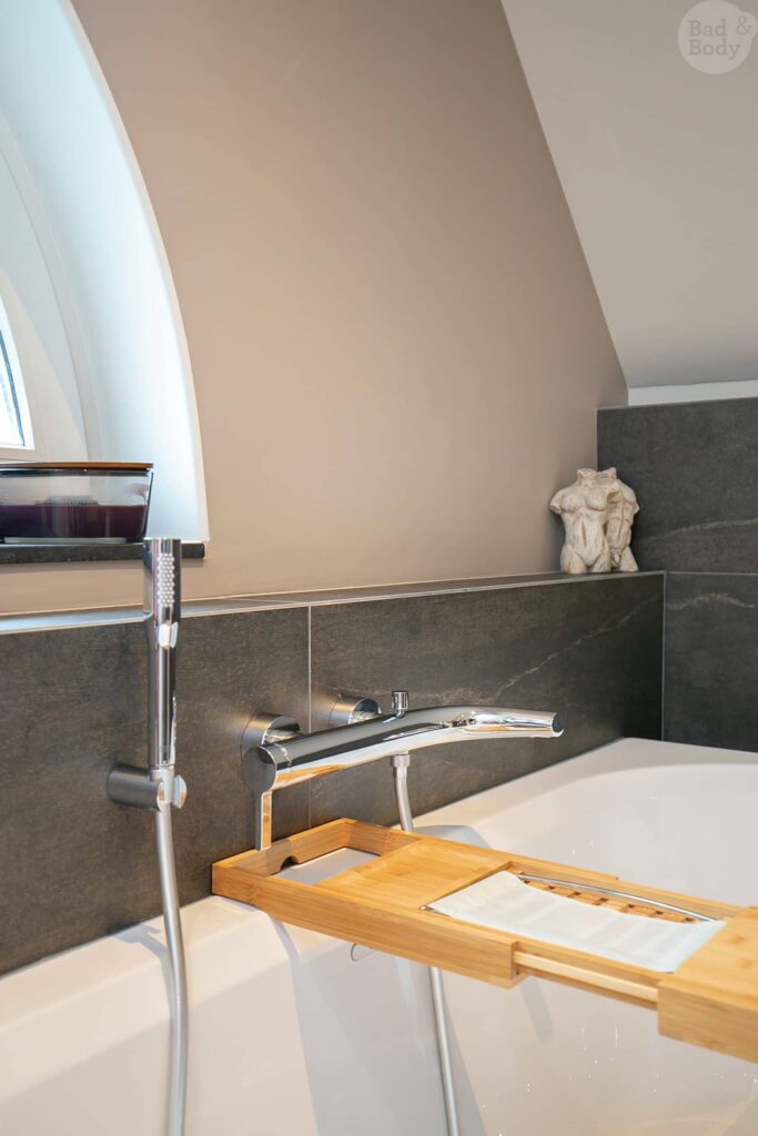 17_Roggel_Badkamer_Wit_Grijs_Verbrugge-1600×2400